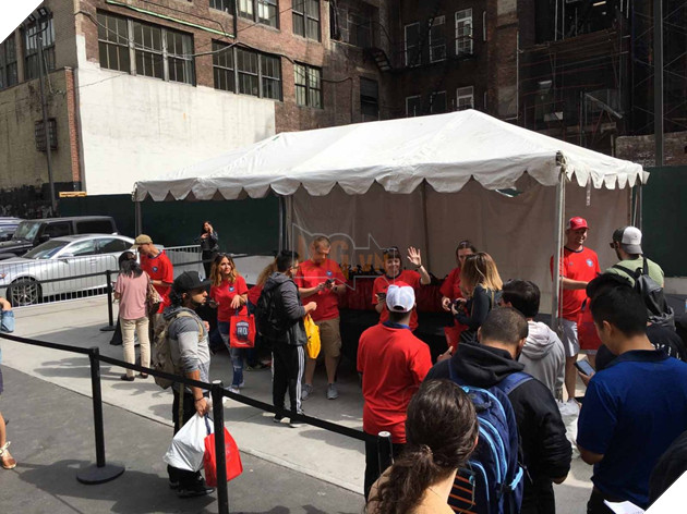 Không tin nổi 2017 rồi vẫn còn hàng trăm người xếp hàng mua máy SNES "cổ lỗ" như thế này đây