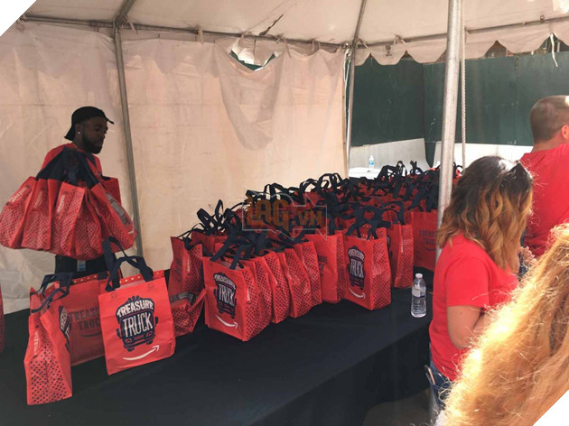 Không tin nổi 2017 rồi vẫn còn hàng trăm người xếp hàng mua máy SNES "cổ lỗ" như thế này đây