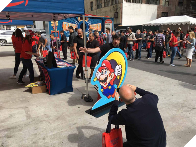 Không tin nổi 2017 rồi vẫn còn hàng trăm người xếp hàng mua máy SNES "cổ lỗ" như thế này đây