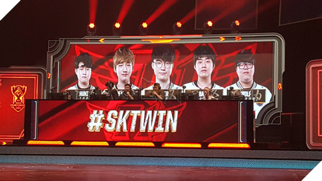 Huni bất ngờ vì khán giả Vũ Hán cổ vũ quá nhiệt tình mặc dù mới chỉ vòng bảng