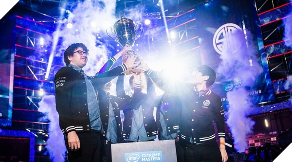 Sau một thời gian dài chinh chiến Chung kết Thế giới, Dyrus quyết định nghỉ hưu