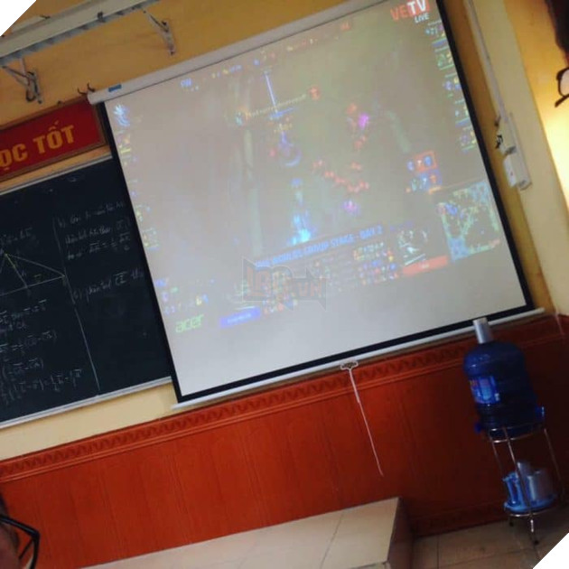 
Lớp này còn chơi lớn, dùng hẳn máy chiếu xem CKTG luôn
