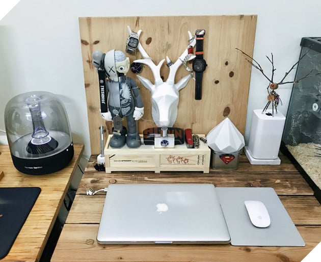 
Góc để chiếc macbook với nhiều đồ trang trí khá dị, được mang từ các bộ phim ảnh cũng như phong cách khác nhau.
