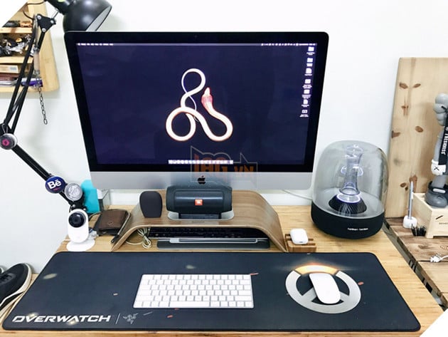 
Chiếc máy bàn được gắn nhiều loại loa cực chất.
