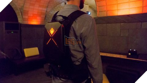 Chơi game thực tế ảo một cách thoải mái với máy tính đeo lưng HP Omen X Compact