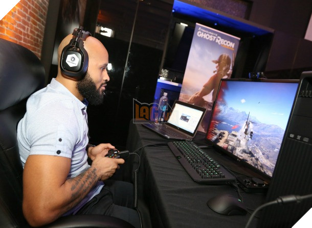 Đang là vô địch thế giới MMA, giờ anh chàng này trở thành... streamer PUBG vì quá yêu game