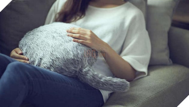 Gối ôm biết ngoe nguẩy đuôi giống như mèo - Ảnh 2.