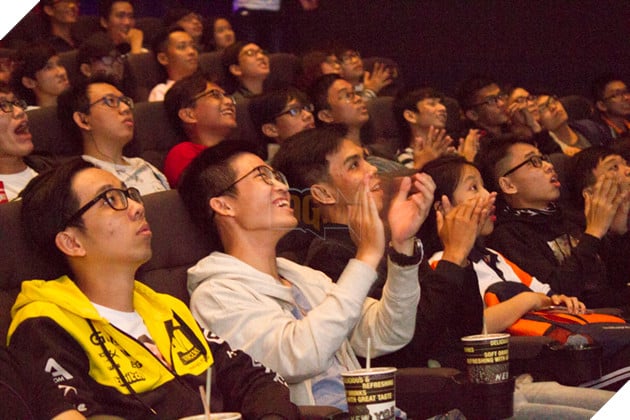Không khí sôi động và hào hứng tại Viewing Party ở CGV Golden Plaza trước trận đối đầu của GAM vs LZ 12