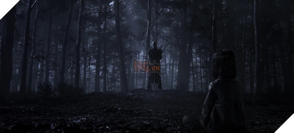 Hình ảnh cha xứ Theodore đứng trước một cô bé mà có lẽ là Lily Castellanos