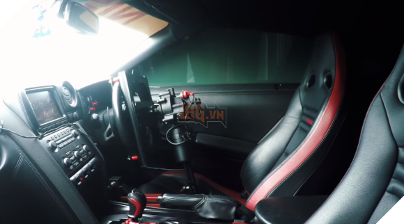 
Hệ thống điều khiển không dây trên chiếc Nissan GT-R, cho phép lái xe qua tay cầm PS4
