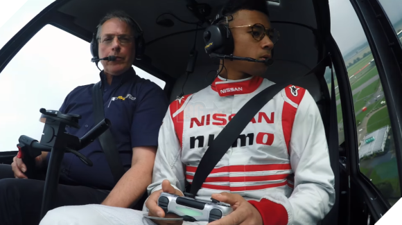 Bạn có thể lái một chiếc Nissan GT-R bằng tay cầm PS4 3