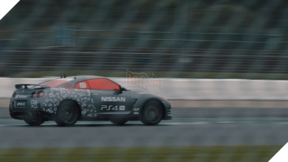 Bạn có thể lái một chiếc Nissan GT-R bằng tay cầm PS4 4