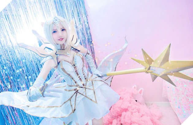 Xao xuyến với cosplay Lux Thập Đại Nguyên Tố cực đáng yêu trong Liên Minh Huyền Thoại 4