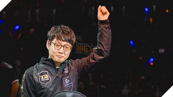 
Mata khi còn trong màu áo RNG
