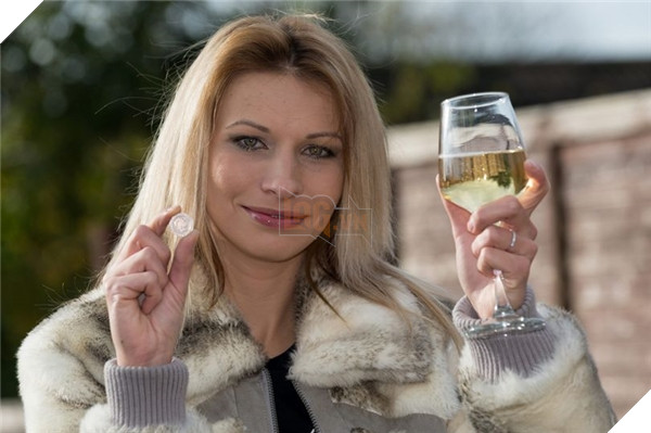 Chú Shiba tưởng mình là người, suốt ngày chỉ xem phim với vẽ tranh