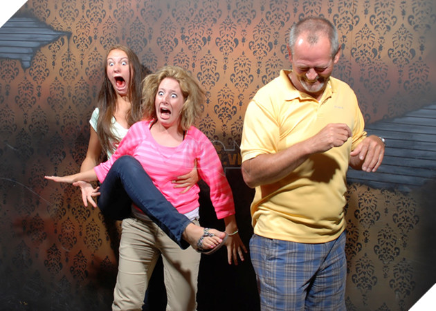 1001 biểu cảm xấu phát hờn của những người đã nhát gan còn thích đi nhà ma - Ảnh 1.