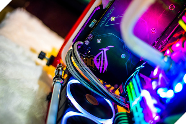 Bộ PC 'máy nổ' cực đẹp này mà để trên bàn chơi game thì quá là chất!