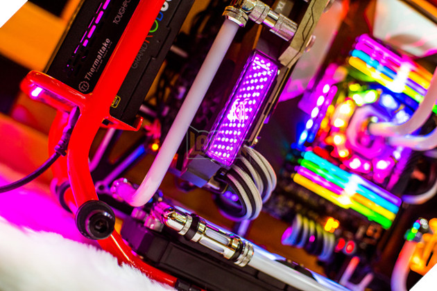 Bộ PC 'máy nổ' cực đẹp này mà để trên bàn chơi game thì quá là chất!