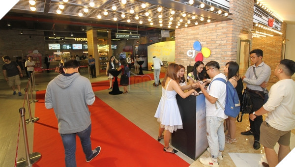 Các khách mời check-in tại khu vực cổng vào của Sự kiện