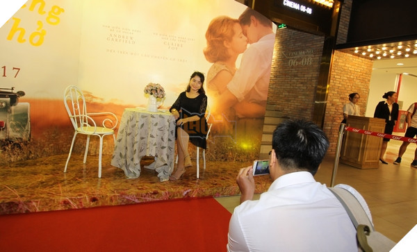 Khách mời chụp ảnh với phông nền phim