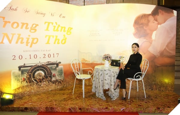 Khách mời chụp ảnh với phông nền phim