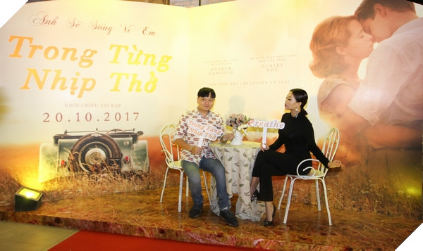 Khách mời chụp ảnh với phông nền phim