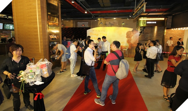 Rất đông người tham gia buổi Họp báo