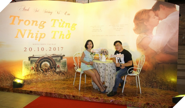 Khách mời chụp ảnh với phông nền phim