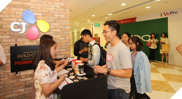 Các khách mời check-in nhận vé xem suất chiếu sớm của phim