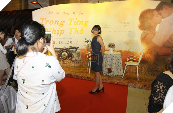 Khách mời chụp ảnh với phông nền phim