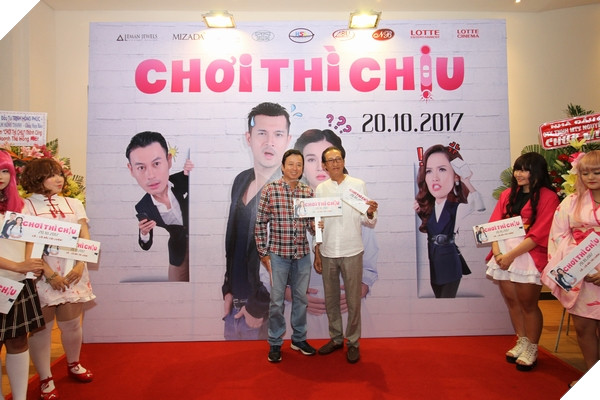 Nghệ sĩ Lê BÌnh chụp ảnh lưu niệm với người hâm mộ