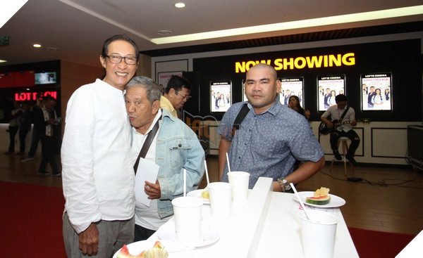 Nghệ sĩ Mạc Can vui vẻ cùng với nghệ sĩ Lê Bình