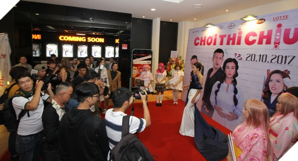 Đông đảo phóng viên báo đài chụp hình nữ diễn viên Kim Tuyến