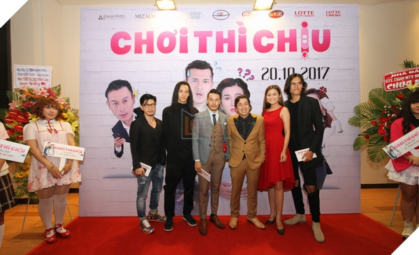 Trương Thanh Long chụp hình cùng nhiều khách mời đến tham gia buổi Họp báo