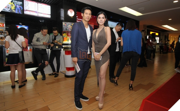 Thanh Trúc chụp hình cùng người mẫu Lê Ngọc Trinh