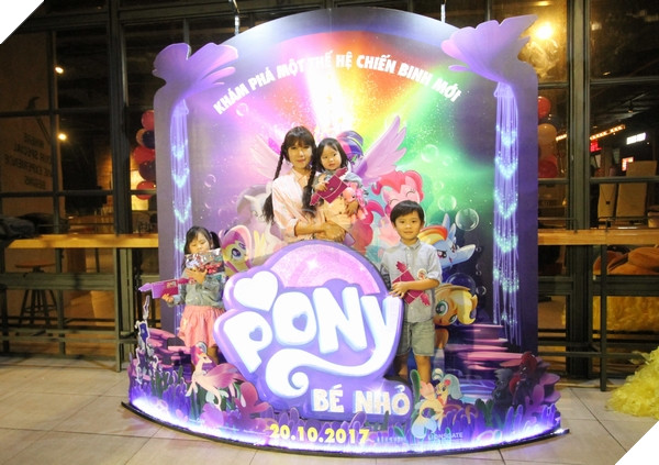 Minh Hà vui vẻ chụp hình bên các con tại Booth sự kiện