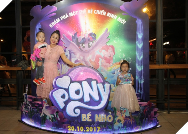 Gia đình Ốc Thanh Vân chụp hình bên booth sự kiện