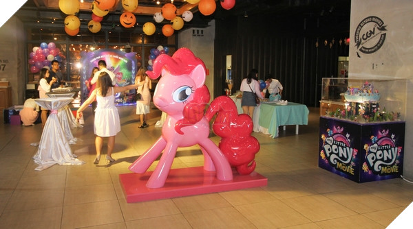 Khu vực sảnh sự kiện tràn ngập sắc màu của các chú Pony dễ thương