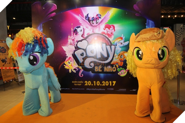 Hai chú Mascot Pony cùng background sự kiện