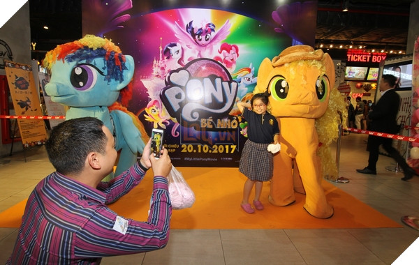 Các bé chụp hình cùng các chú Pony