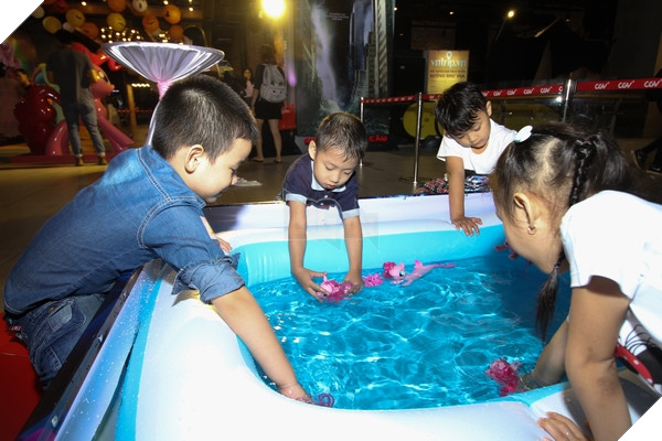 Các bé "thử nghiệm" những món đồ chơi mới được tặng