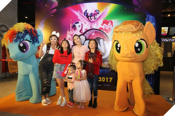 Gia đình Ốc Thanh Vân chụp hình cùng hai bé Gia Khiêm - Bảo An