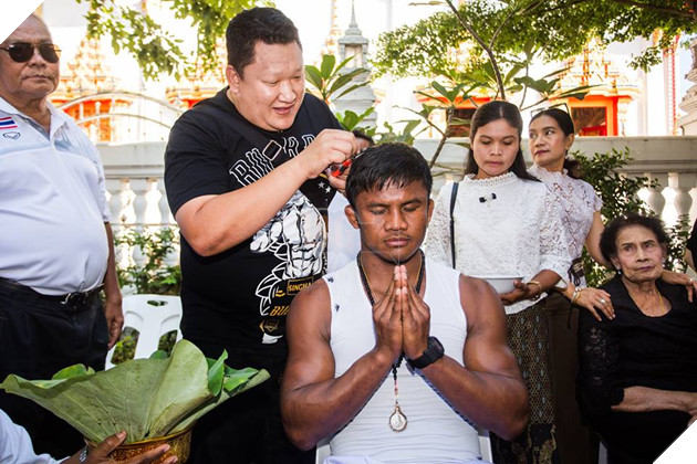 Vì sao Thánh Muay Thái Buakaw bất ngờ xuống tóc đi tu? - Ảnh 1.