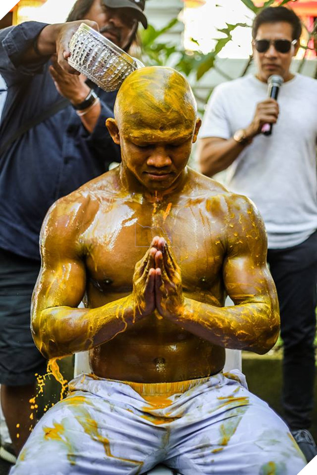 Vì sao Thánh Muay Thái Buakaw bất ngờ xuống tóc đi tu? - Ảnh 2.