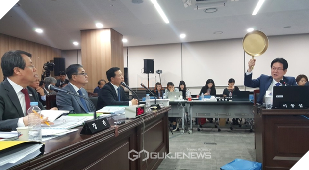 Khó tin mà có thật: Nghị sĩ Hàn Quốc mang chảo đến giữa buổi họp, đơn giản vì PUBG quá hot!