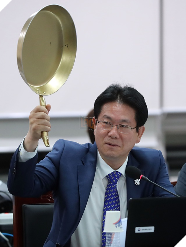 Khó tin mà có thật: Nghị sĩ Hàn Quốc mang chảo đến giữa buổi họp, đơn giản vì PUBG quá hot!