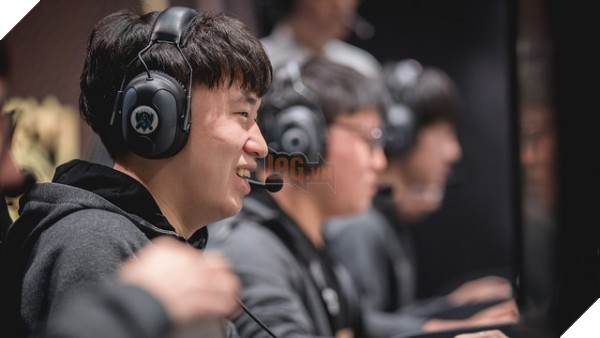 Đại kình địch của SKT T1 phát biểu trước trận Bán Kết: Gánh team là bình thường bởi vì cậu ấy là Faker