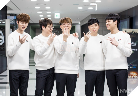 Trong khi SKT T1 và Samsung đang tung hoành ở CKTG, HLV KT Rolster bất ngờ từ chức