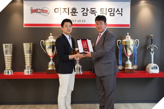 Trong khi SKT T1 và Samsung đang tung hoành ở CKTG, HLV KT Rolster bất ngờ từ chức