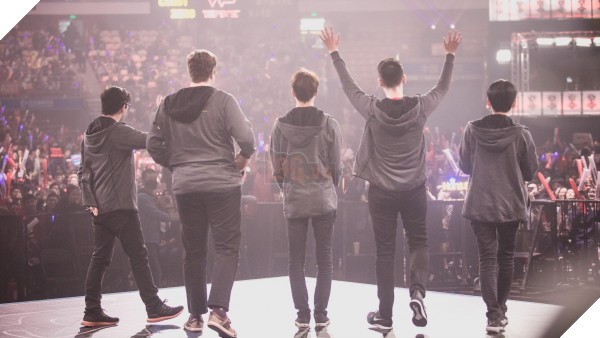 Netizen Hàn tôn sùng Faker sau chiến thắng của SKT trước Misfits 38